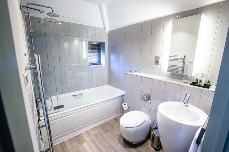 Bathroom 4, Hogarths Hotel And Restaurant, Solihull