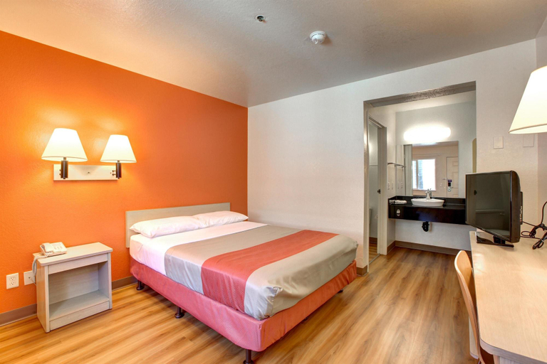 Bedroom 5, Motel 6 Westminster North, Orange