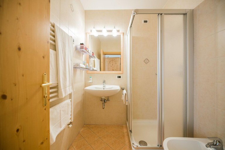 Bathroom 4, Alpenrose, Bolzano