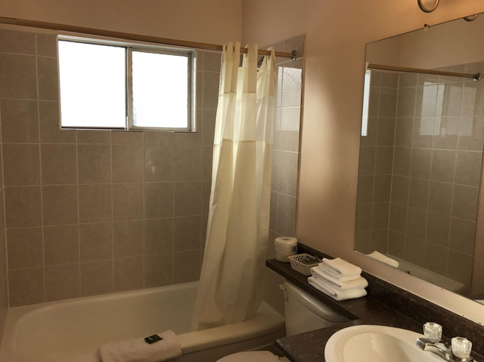 Bathroom 4, Sahara Courtyard Inn, Okanagan-Similkameen