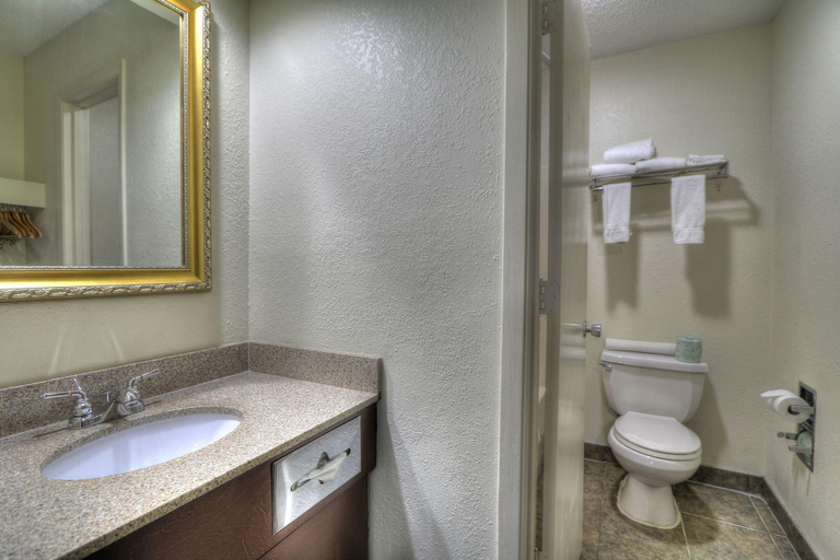 Bathroom 5, Crossroads Inn Suites, Sevier