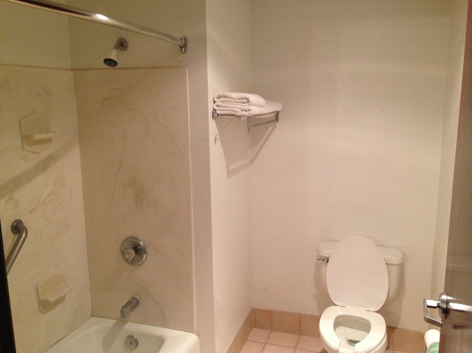 Bathroom, Brentwood Inn & Suites, Lea