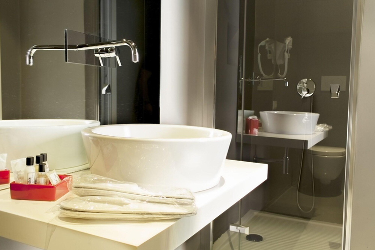 Bathroom 4, Inn Urbe Colosseo, Rome