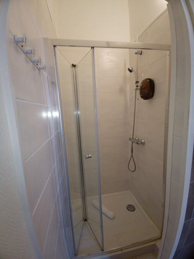 Bathroom 4, Astoria, Aude