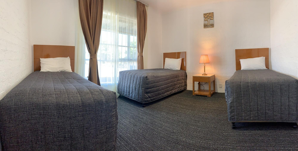 Bedroom 4, Swaggers Motor Inn, Yass Valley