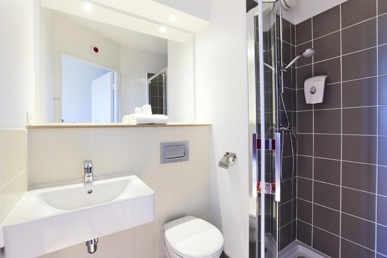 Bathroom 4, B&B HOTEL Laval Ouest, Mayenne