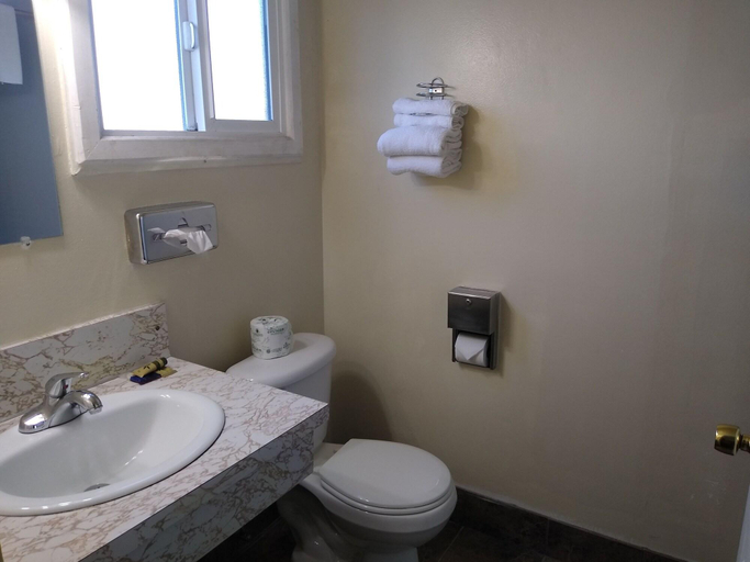 Bathroom 4, North Coast Inn, Del Norte