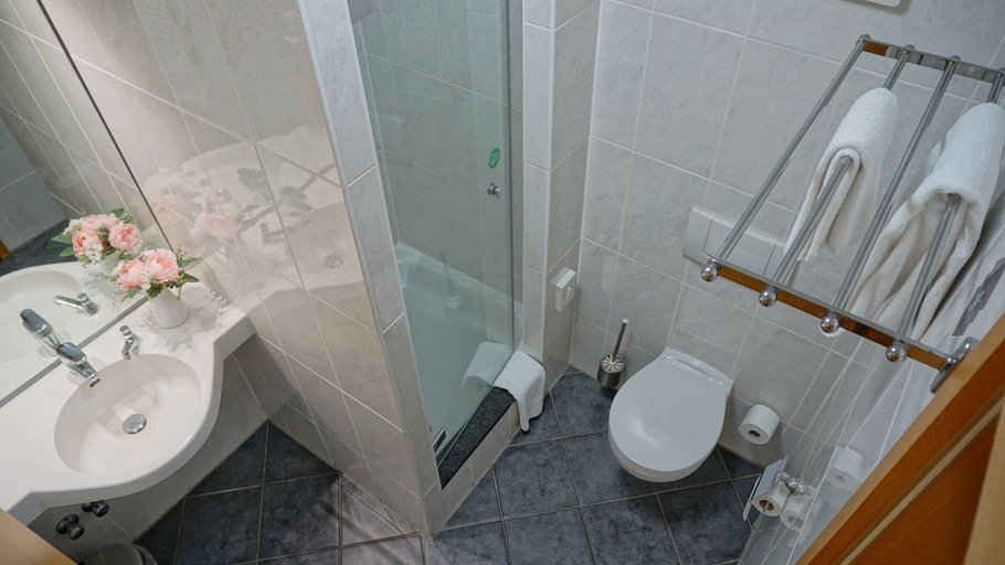 Bathroom, Hotel Opal Laatzen, Region Hannover