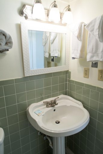 Bathroom 4, Waterside Inn, Accomack