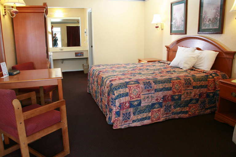 Bedroom 3, Claremore Motor Inn, Rogers