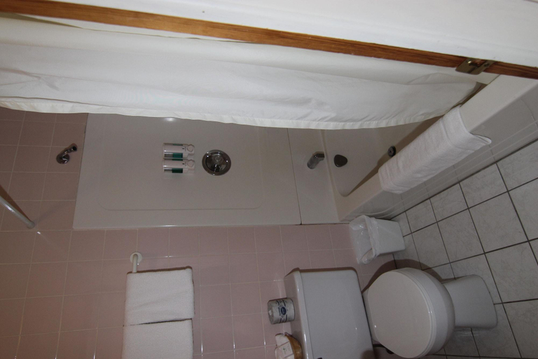 Bathroom 4, Hotel Le Mercier, Les Laurentides