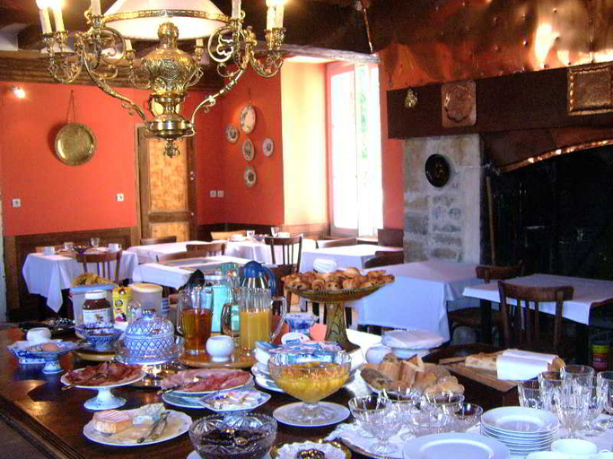 Food & Drinks 5, Chateau d'Island Avallon Vezelay, Yonne