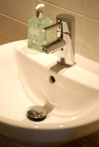 Bathroom 3, Grasshoppers Hotel Glasgow, Glasgow