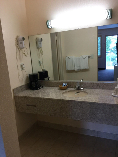 Bathroom 3, Belmont Inn & Suites, Hampton
