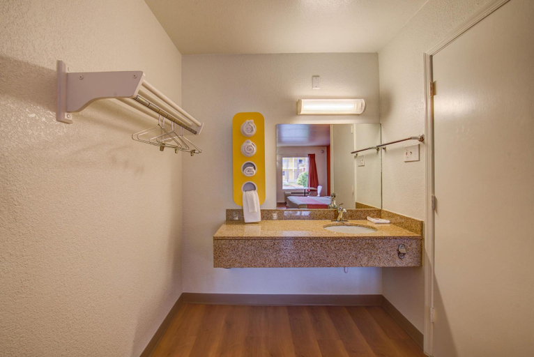 Bathroom 4, Travelodge by Wyndham Norfolk Airport, Norfolk