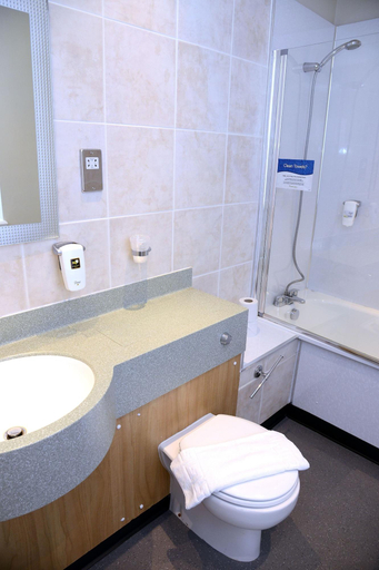 Bathroom 4, Grouse & Claret, Matlock by Marston's Inns, Derbyshire