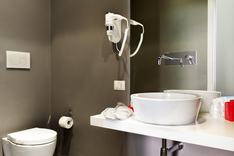 Bathroom 3, Inn Urbe Colosseo, Rome