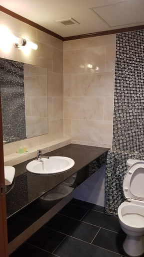 Bathroom 4, Abdul Razak Hotel Apartment, Bandar Seri Begawan