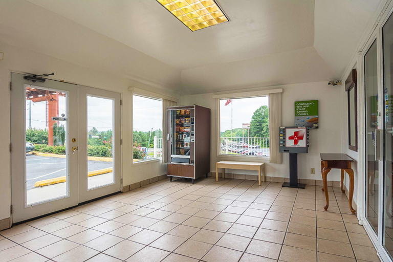 Public Area 2, Motel 6 Gainesville, GA, Hall