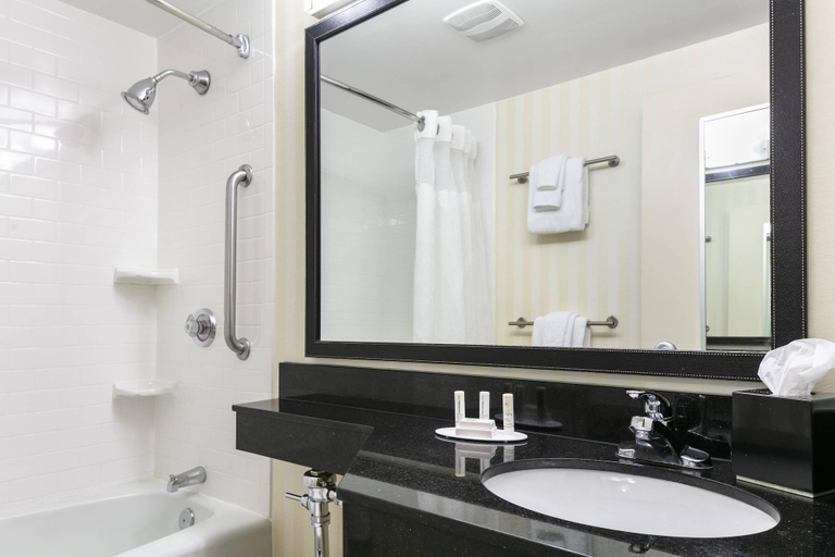 Bathroom 3, Chester Inn & Suites, Hamilton