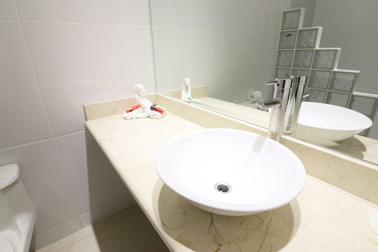 Bathroom 4, Karahe, Aguirre