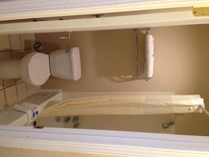 Bathroom, Hometown Inn & Suites, Beckham