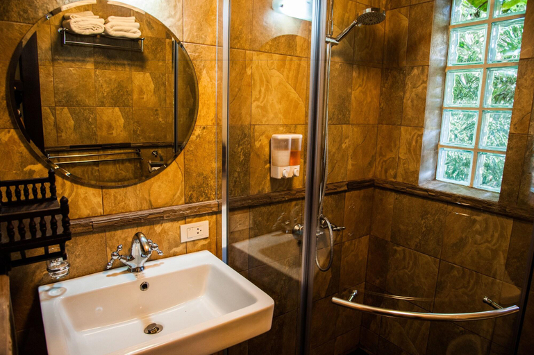 Bathroom 4, Baanpong Lodge, San Kamphaeng