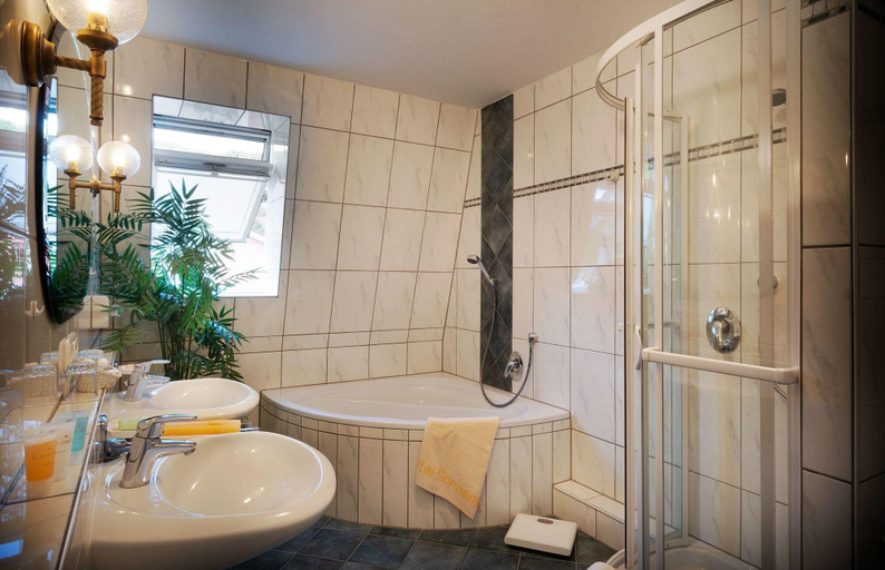 Bathroom 4, Hotel Sonneneck, Bad Kissingen