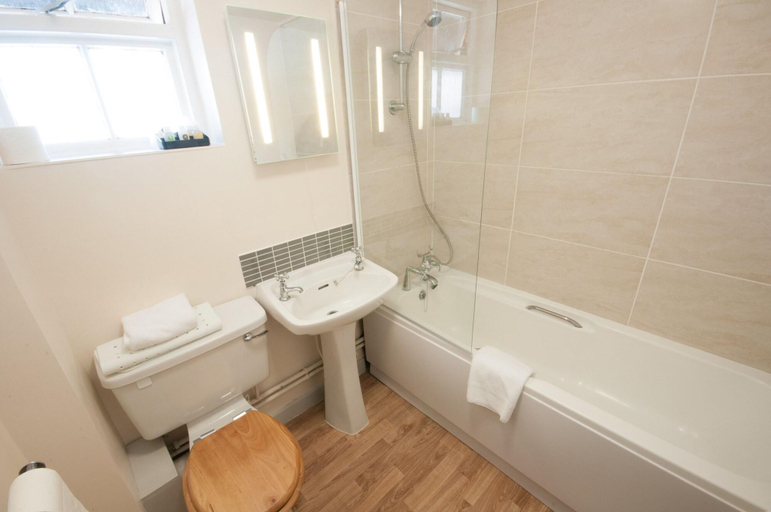 Bathroom 4, Cottesmore Golf   Country Club, West Sussex
