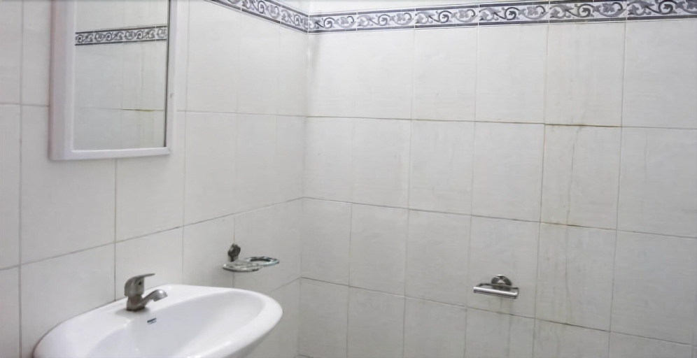 Bathroom 4, Hotel Divya, Varanasi