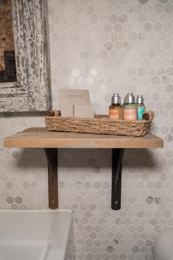 Bathroom 5, O:live