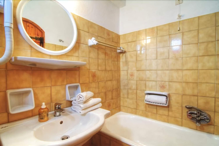 Bathroom 4, Adonis 1, Crete