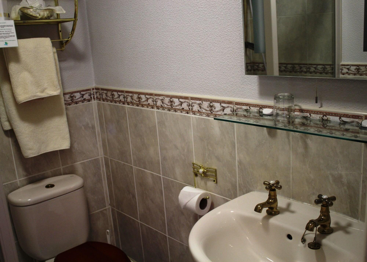 Bathroom 4, Old Rectory Hotel, Shropshire