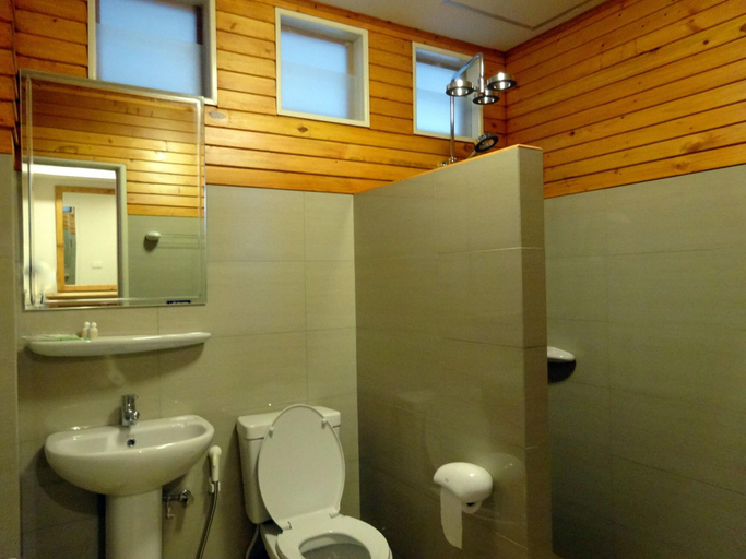 Bathroom 4, Royal Place Banchang, Ban Chang