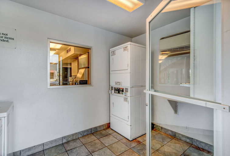 Bathroom 4, Super 8 by Wyndham Tracy, San Joaquin