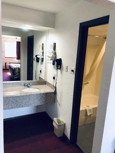 Bathroom, Meridian Inn Oklahoma City, Oklahoma