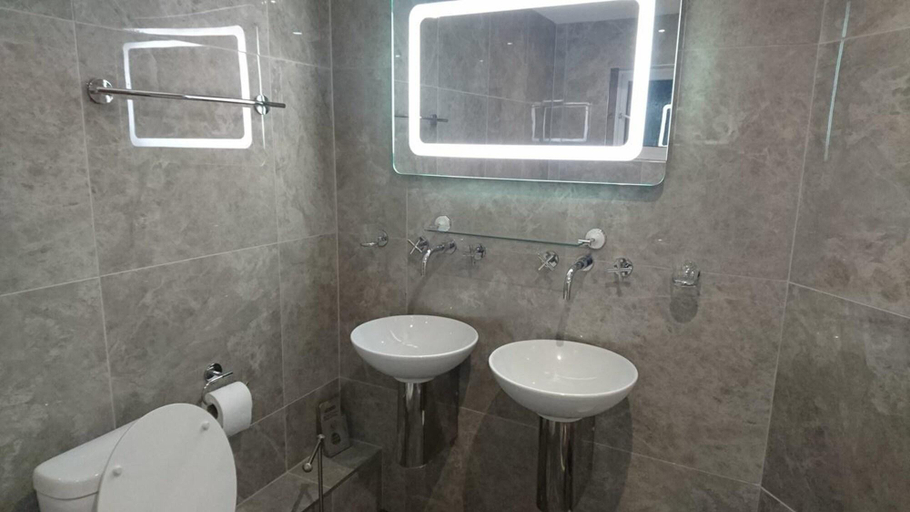 Bathroom 4, Avis Hotel, London