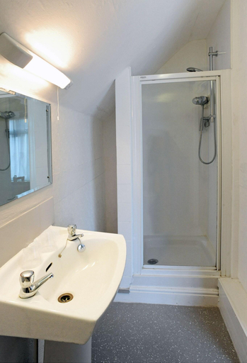 Bathroom 5, Spyglass and Kettle, Bournemouth