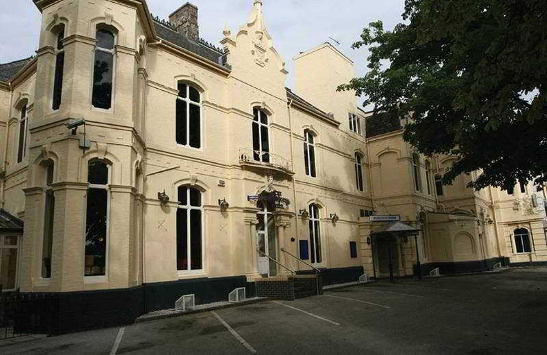 Exterior & Views