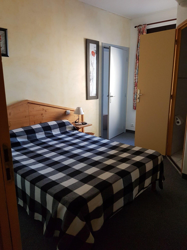 Bedroom 3, Altitude 823, Var