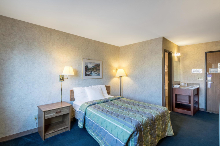 Bedroom 3, Motel 6 Eau Claire, Eau Claire