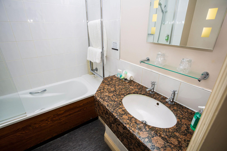 Bathroom 4, Moat House Hotel (Acton Trussell), Staffordshire