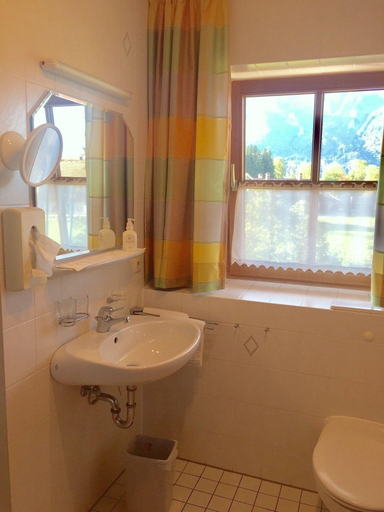 Bathroom 4, Hotel Astrid, Traunstein