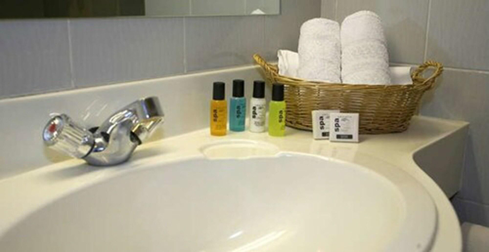 Bathroom 5, Lakeside International Hotel, Surrey