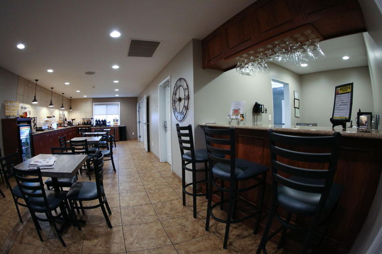Food & Drinks 5, Crossings Inn & Suites by GrandStay, Otter Tail