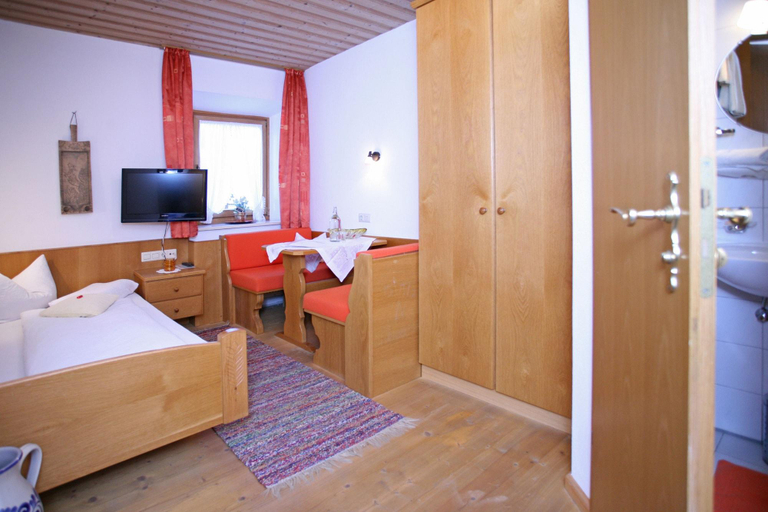 Bedroom 2, Beim Nuihausa, Traunstein