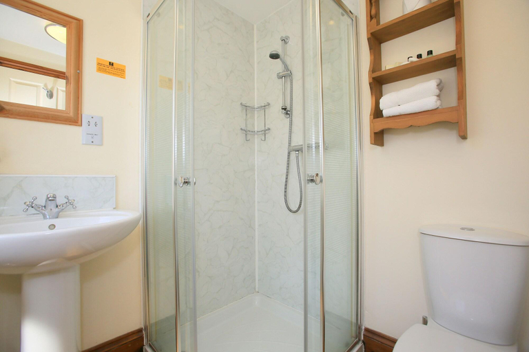Bathroom 4, The Globe Inn, Devon