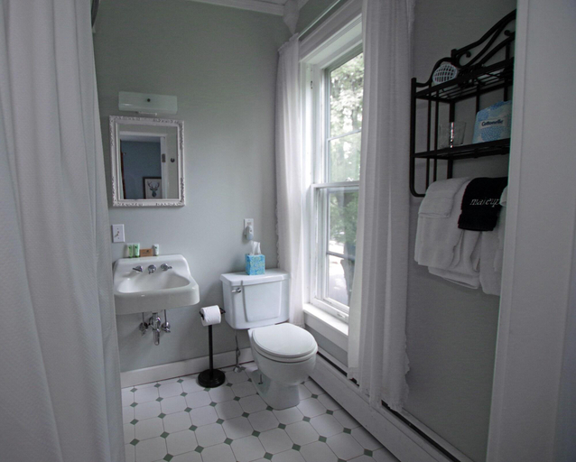 Bathroom 4, Wilmington Inn & Tavern, Windham