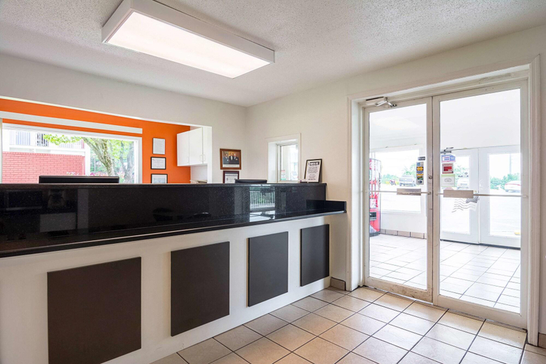 Public Area 2, Motel 6 Gainesville, GA, Hall
