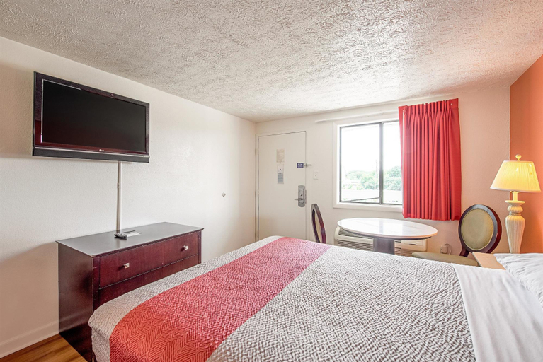 Bedroom 4, Motel 6 Norfolk Oceanview, Norfolk